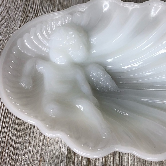Vintage Avon Milk Glass Cherub on a Shell Dish - Picture 16 of 16